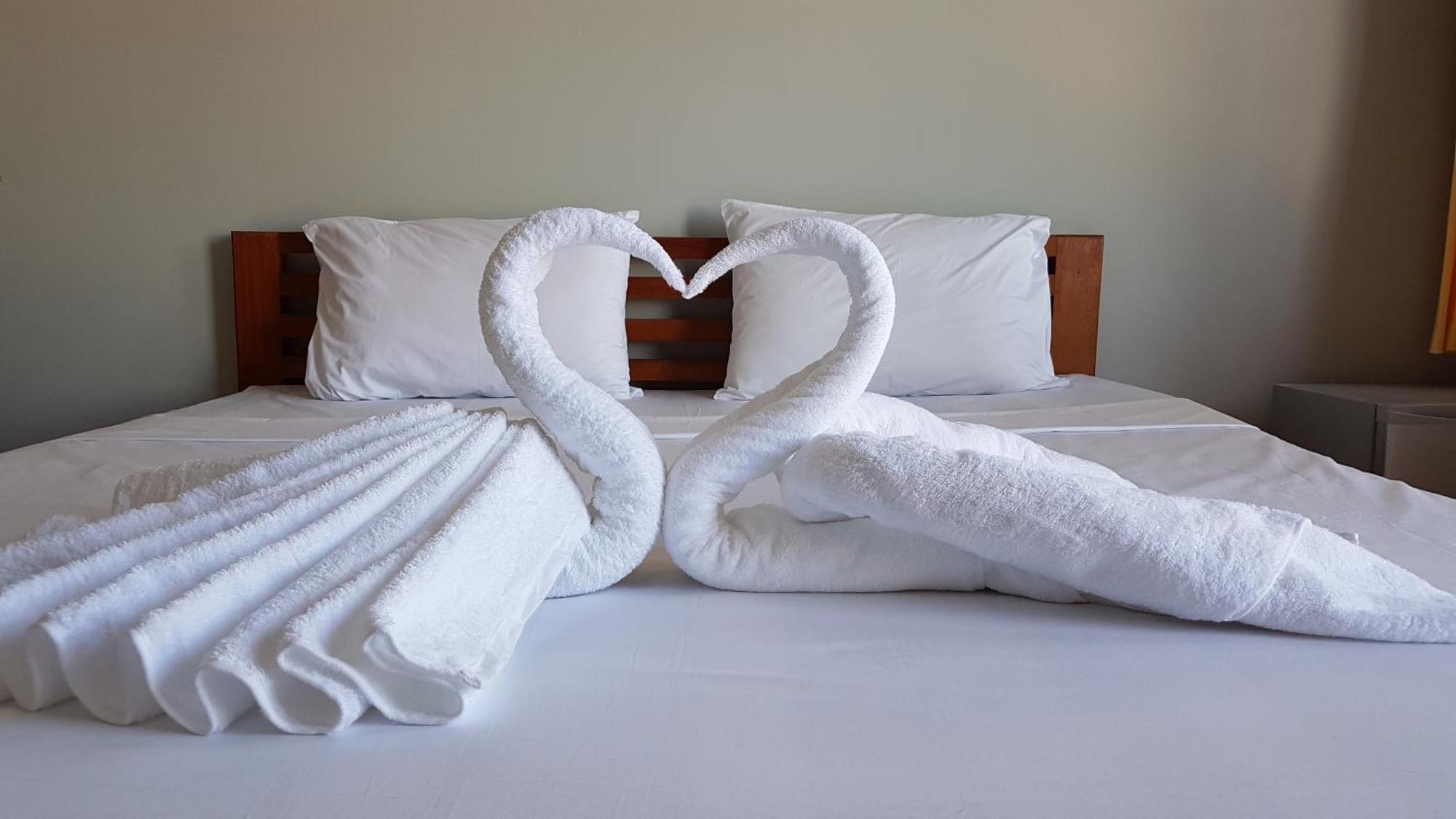 Two Moons Resort Kampot Bagian luar foto